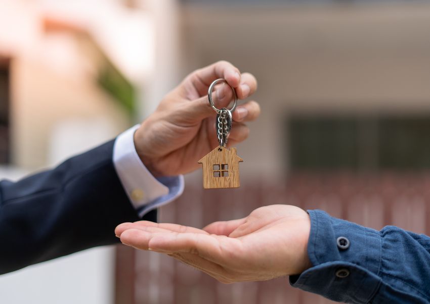 landlord-handing-keys-to-tenant